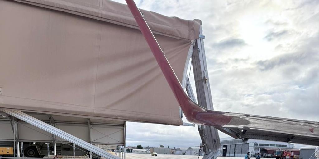 Un avión comercial choca contra un hangar militar en una base aérea de Badajoz