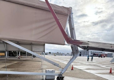 Un avión comercial choca contra un hangar en una base aérea de Badajoz