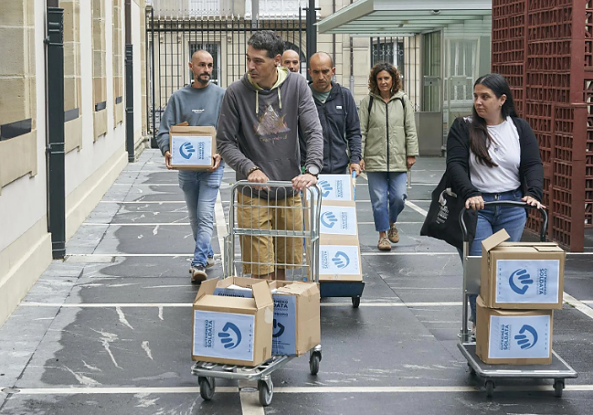 Representantes sindicales presentan las firmas para registrar la ILP en el Parlamento vasco