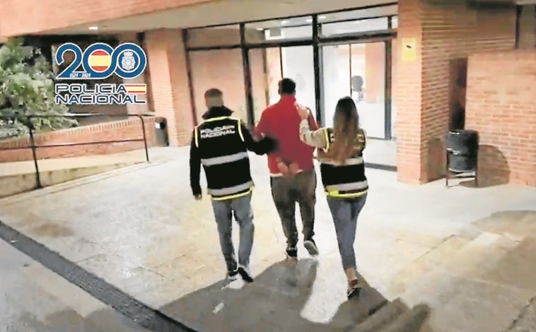 Imagen principal - La Policía Nacional traslada al detenido, la madrugada del martes; en las imágenes inferiores, el enganche ilegal de luz y la maltrecha cerradura del piso