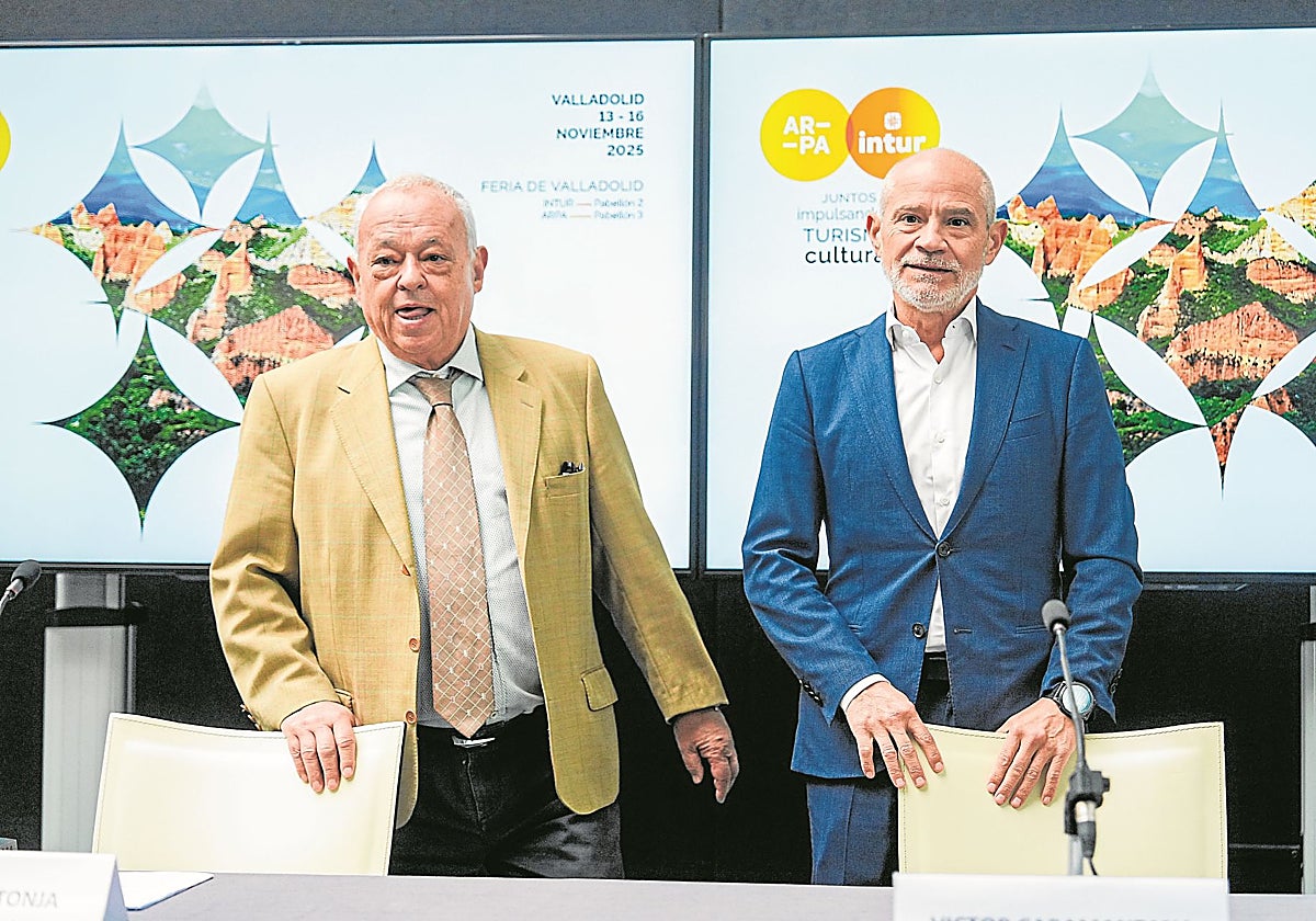 El consejero Gonzalo Santoja junto a Víctor Caramanzana en la presentación del doble salón