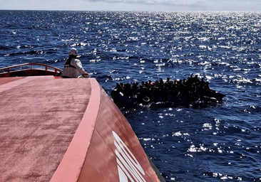 Rescatada una neumática con 63 inmigrantes en aguas de Gran Canaria