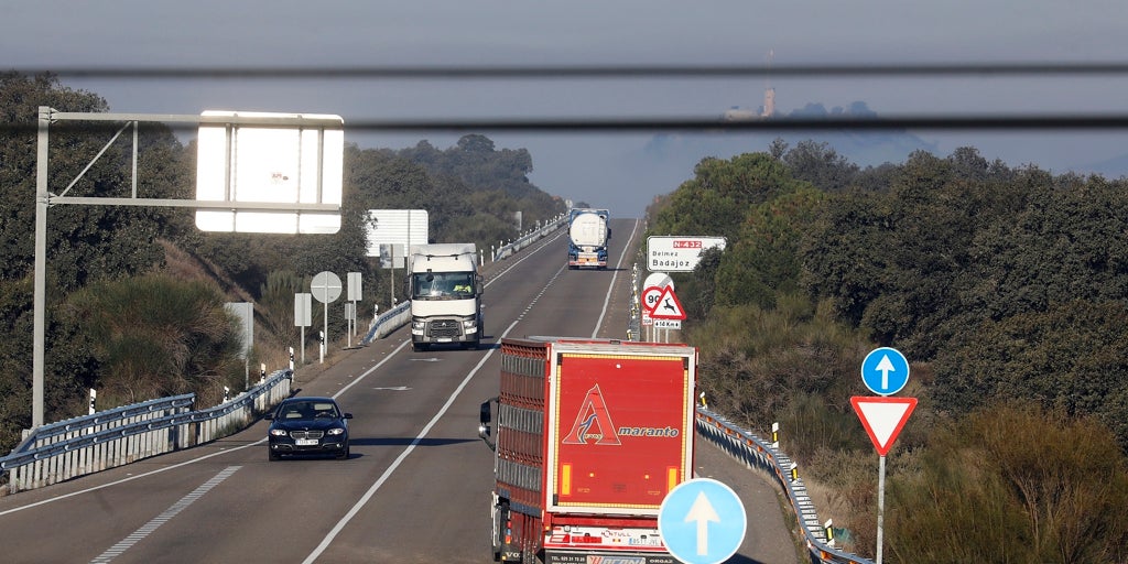 Los alcaldes de la N-432 se plantan ante Óscar Puente: «La autovía A-81 es absolutamente necesaria»