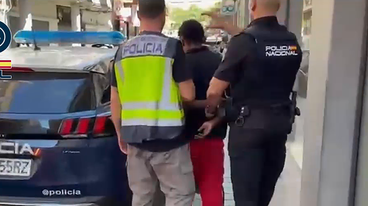 Imagen del detenido por atracar a parejas junto al Castillo de Santa Bárbara de Alicante