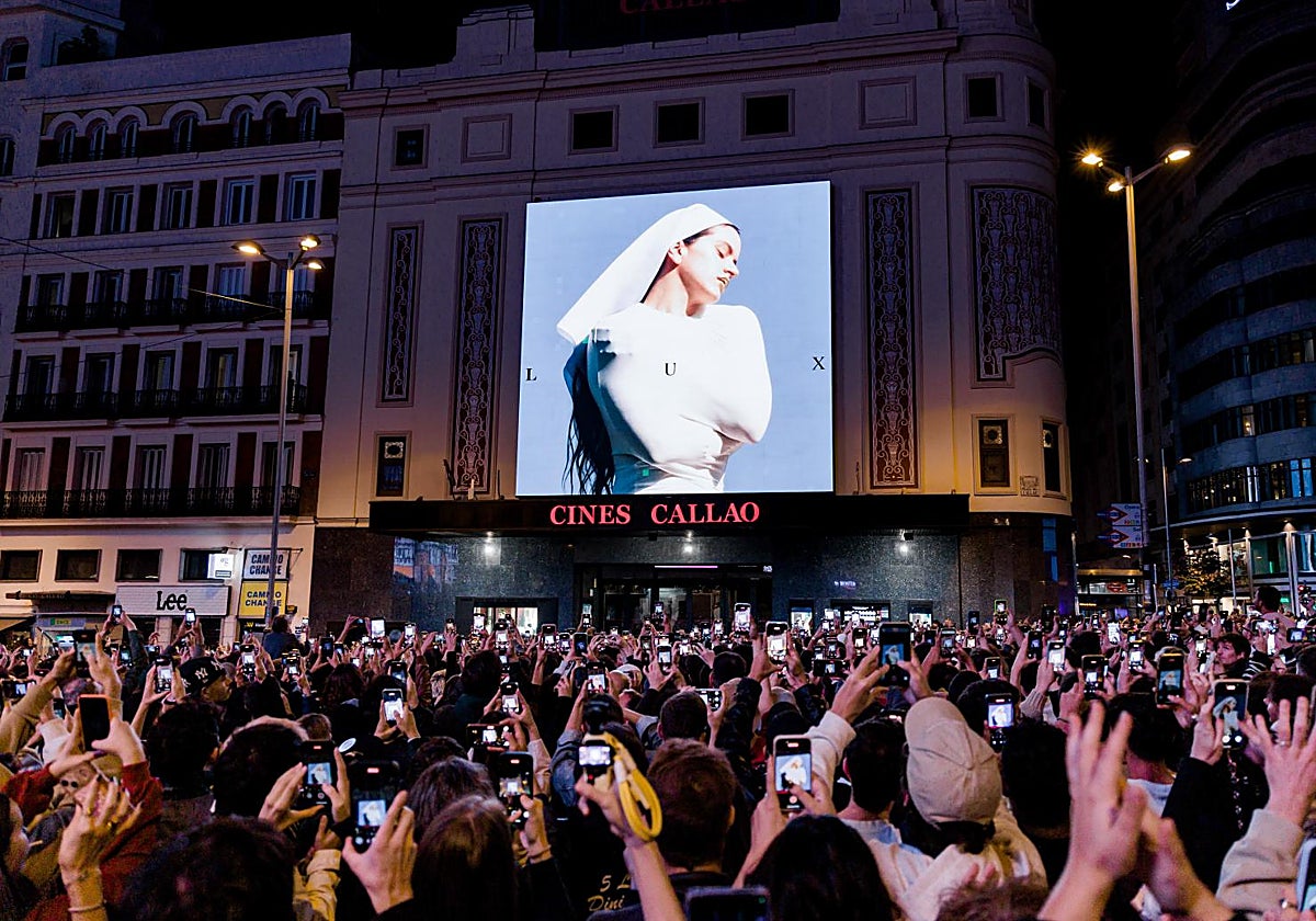 Revelación de la portada del nuevo disco de Rosalía, el lunes en la plaza de Callao