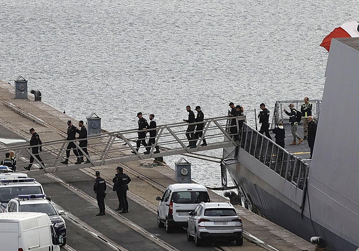 Los cuatro detenido en la operación antidroga en alta mar, desembarcando este miércoles en el puerto de La Coruña