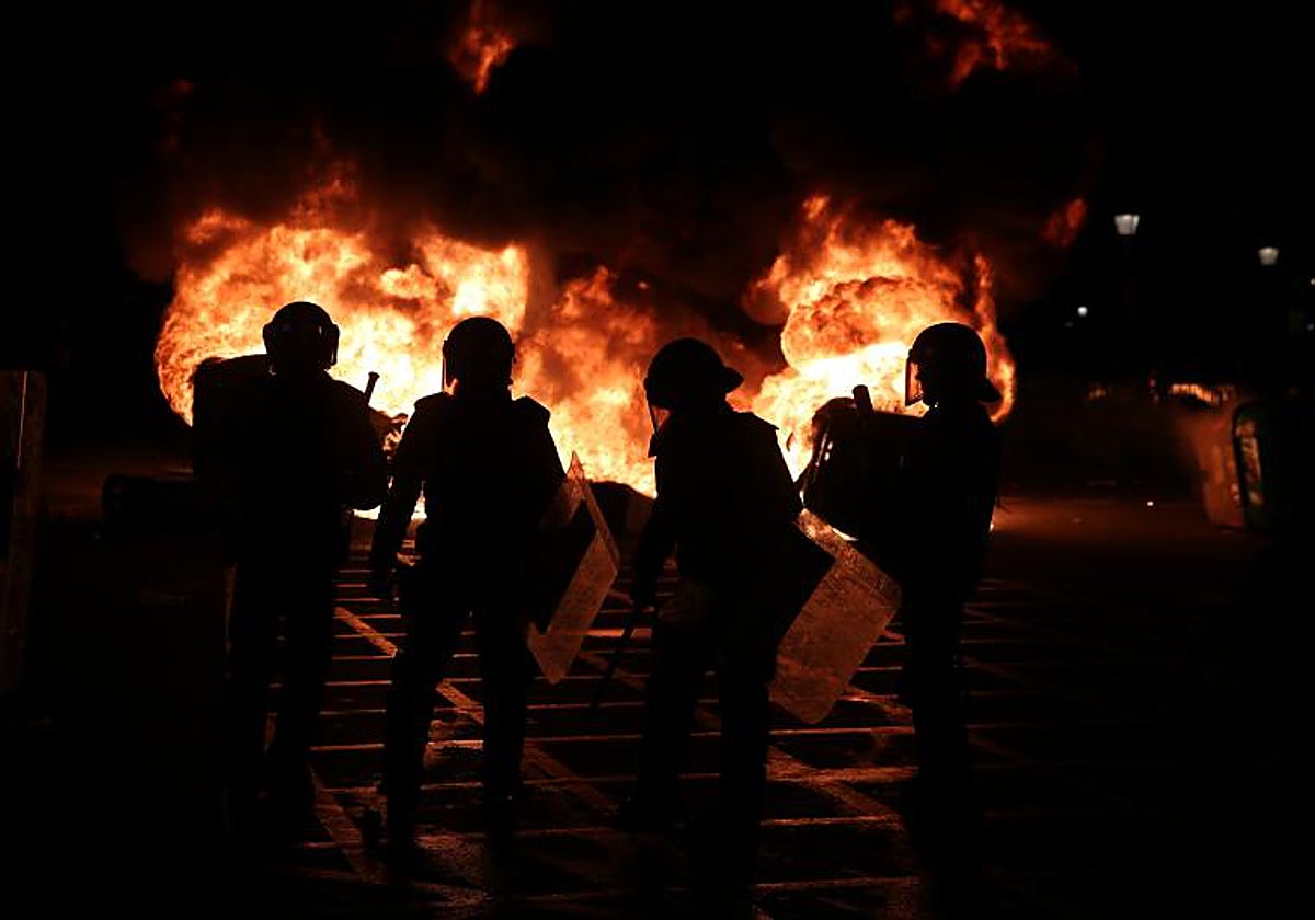 Agentes de los Mossos d'Esquadra, durante los disturbios tras la condena del 1-O, en Barcelona