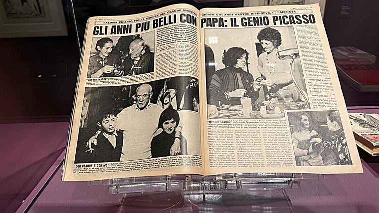 Periódico del siglo XX en el que salen fotografiados Picasso y Françoise junto a sus hijos Claude y Paloma