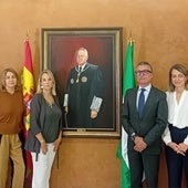 Los fiscales y la fiscal jefe de Andalucía, junto al cuadro de Luis Portero