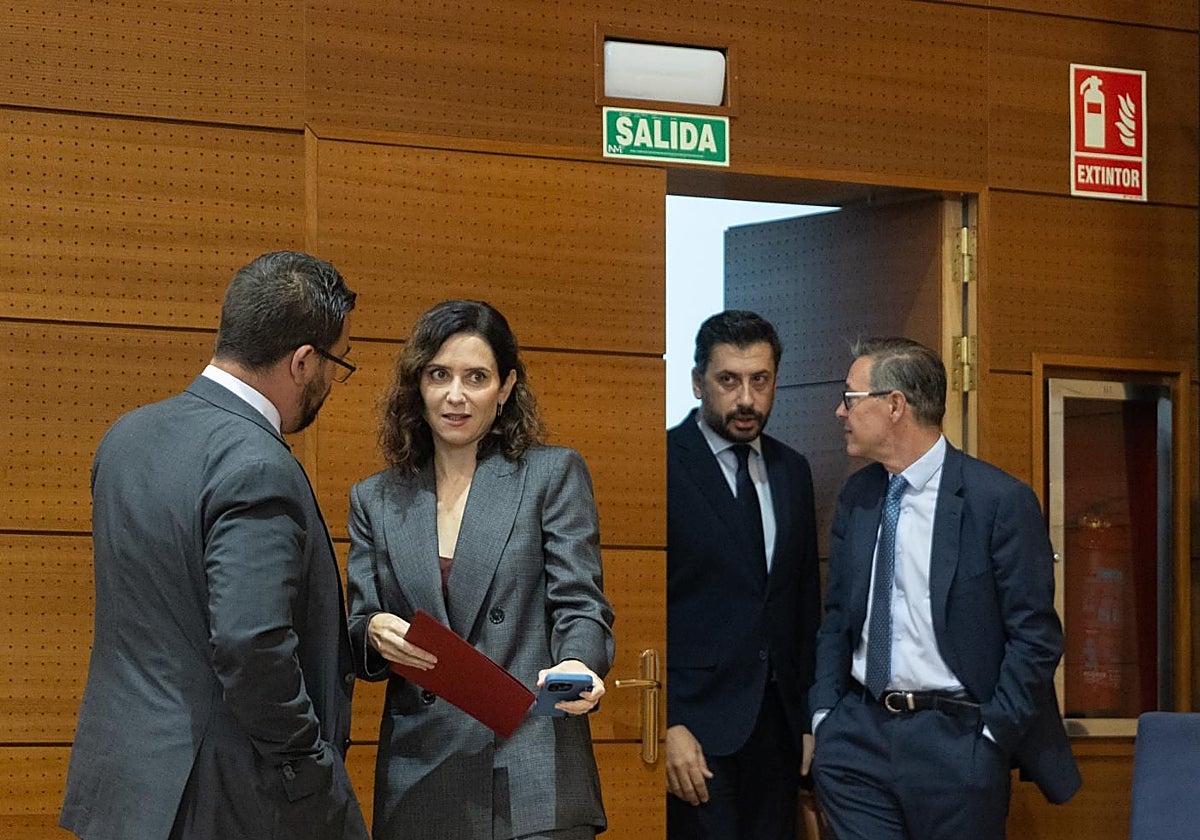 Isabel Díaz Ayuso, con su equipo en la Asamblea de Madrid