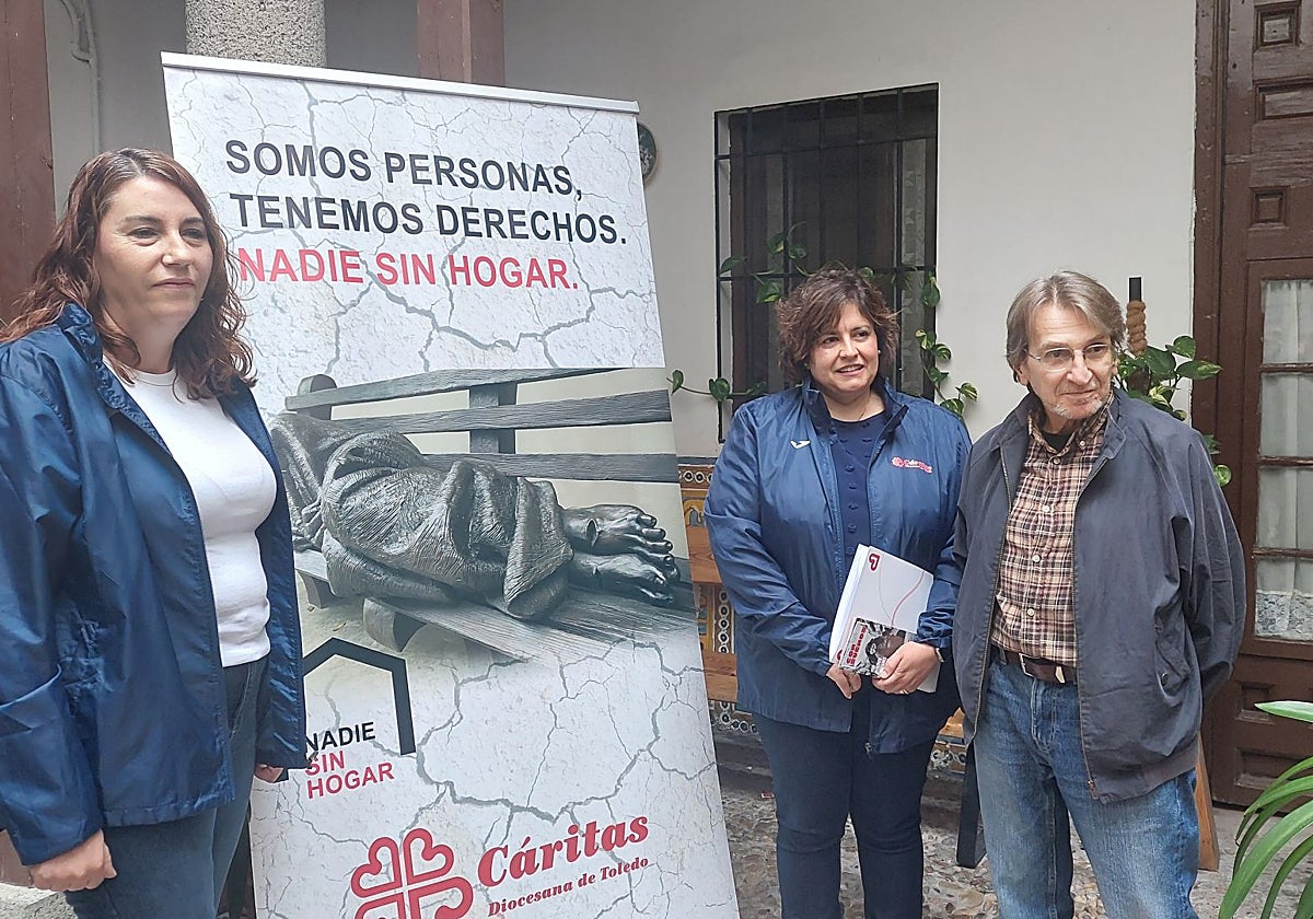 Mónica Moreno junto a Virginia Rodríguez, coordinadora del Área de Personas sin Hogar, y Enrique usuario de albergue 'Cardenal González Martín'