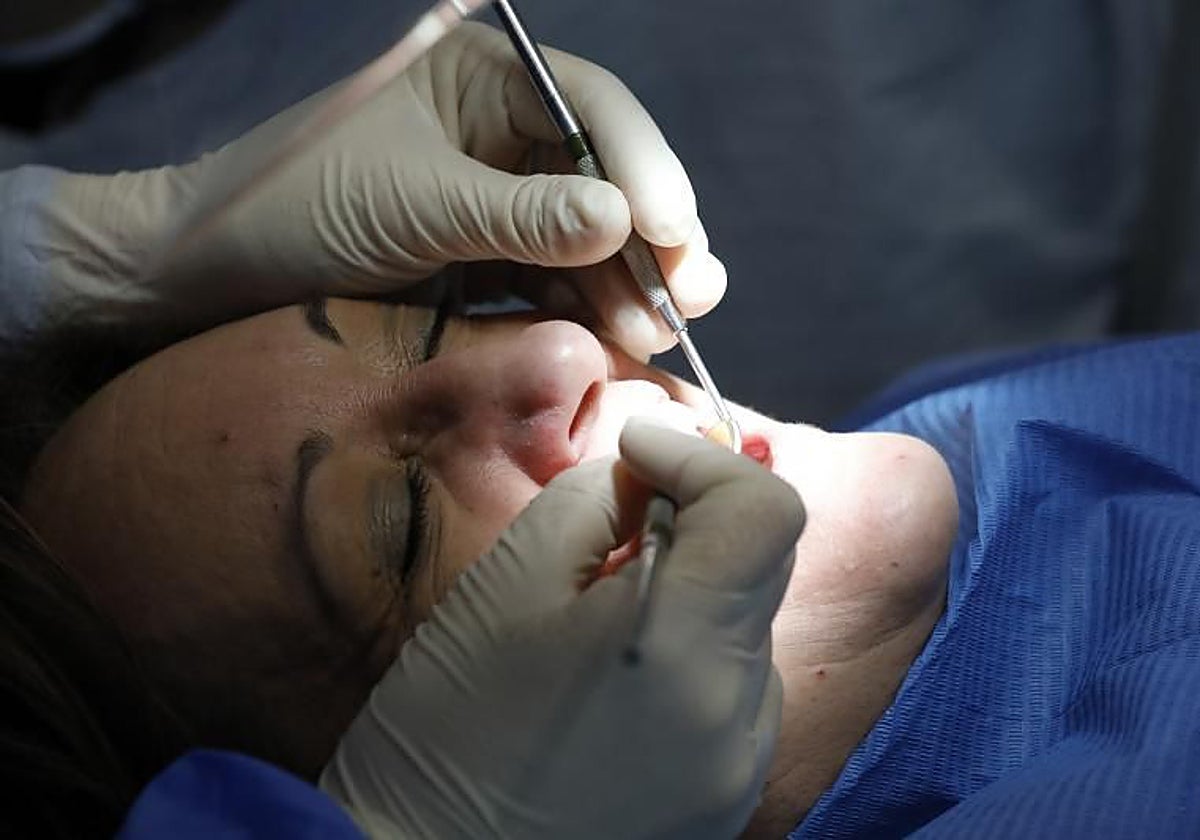 Una paciente durante una intervención en una clínica dental en una imagen de archivo