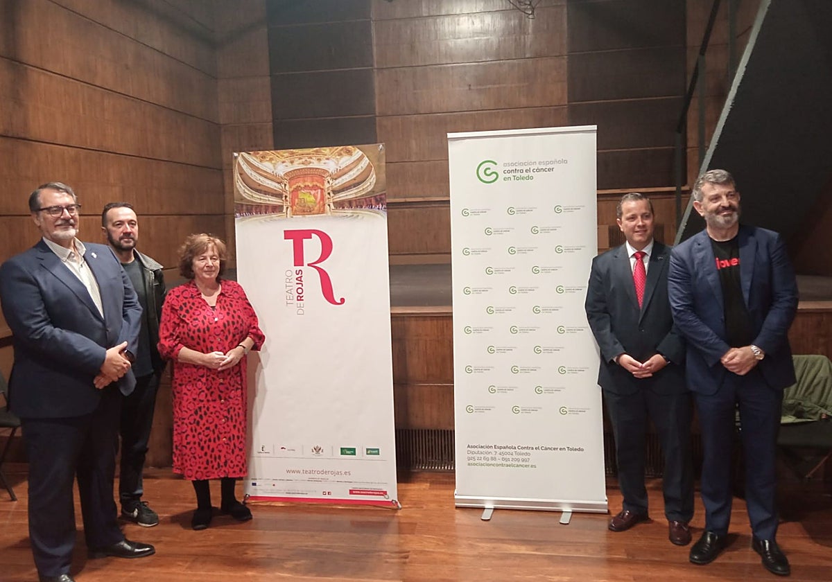 Autoridades en la presentación de la obra teatral 'Un monstruo viene a verme'