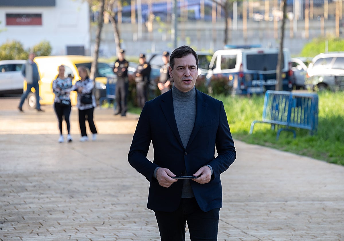 El hermano de Pedro Sánchez, David Sánchez, a su llegada al Juzgado de Instrucción número 3 de Badajoz para declarar, en abril