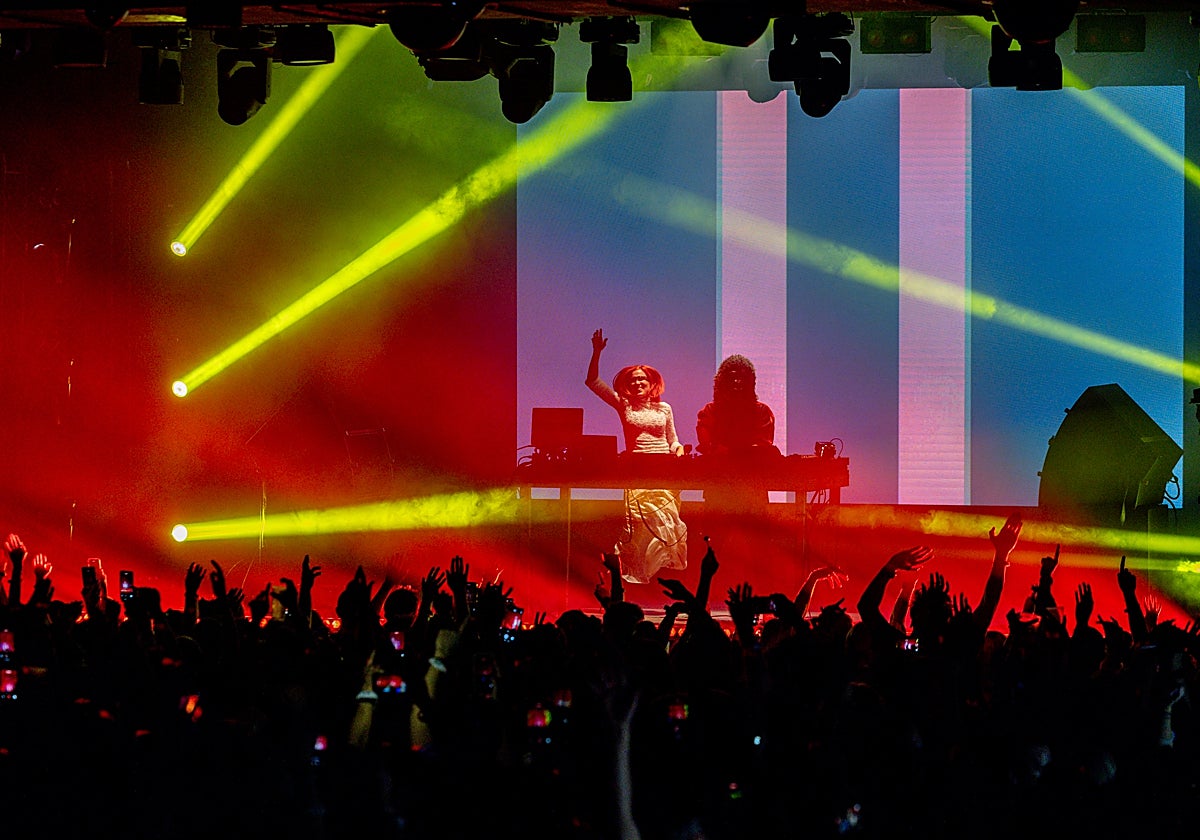 l dúo de DJs ELYLLEA durante una actuación en la sala La Riviera