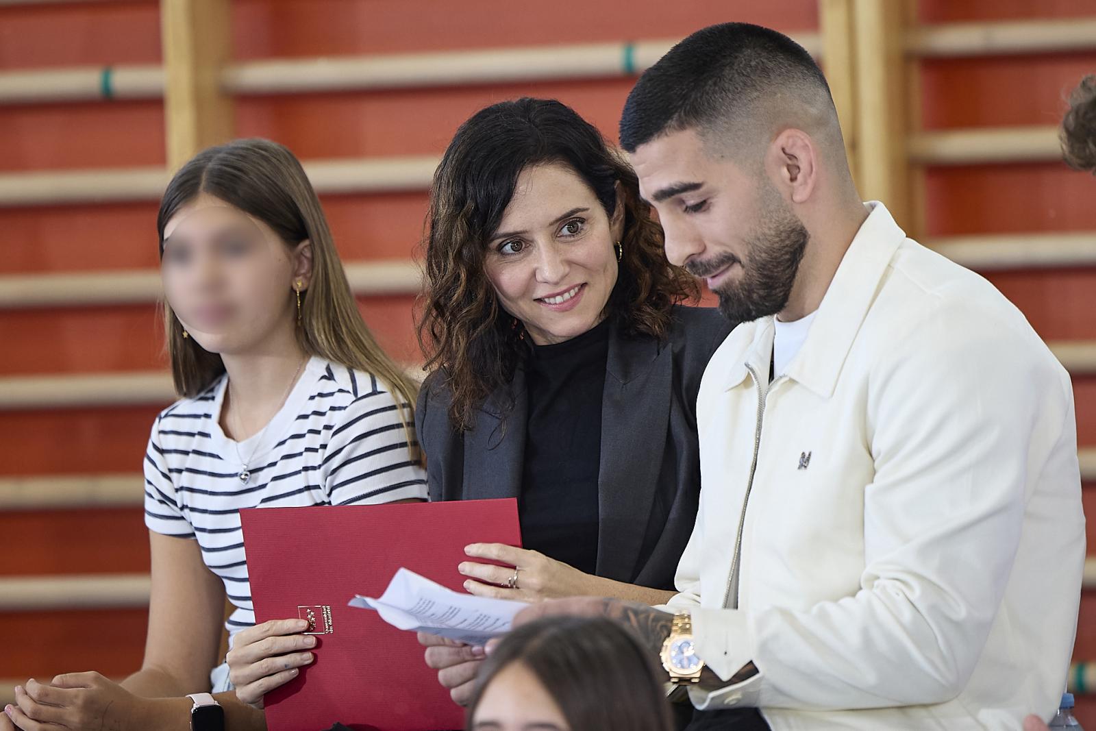 Isabel Díaz Ayuso con Topuria en un acto contra los efectos de las drogas