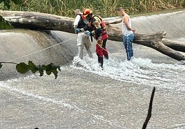 Los bomberos de Toledo rescatan a dos pescadores atrapados en el Tajo por la repentina subida del caudal