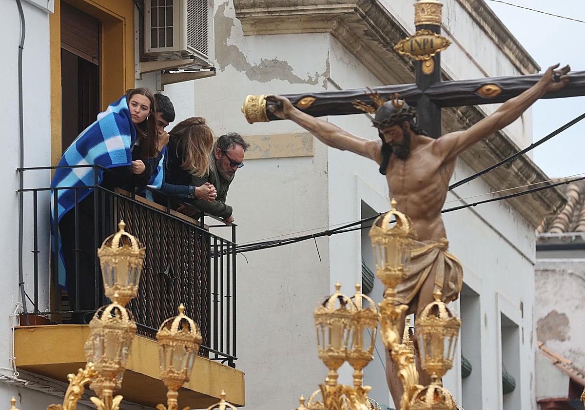 El Cristo de la Misericordia, uno de los más altos de la Semana Santa, en una zona de cables