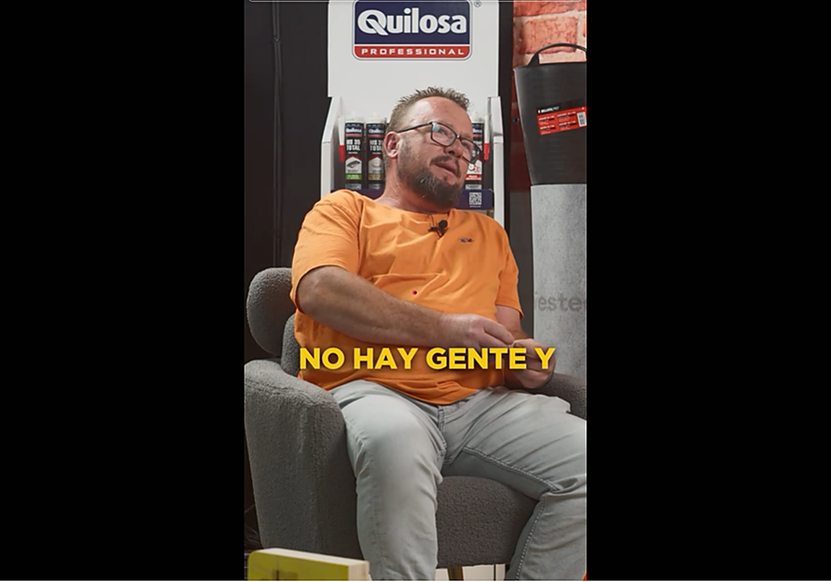 Eduardo, albañil profesional, habla en un podcast acerca de su sector