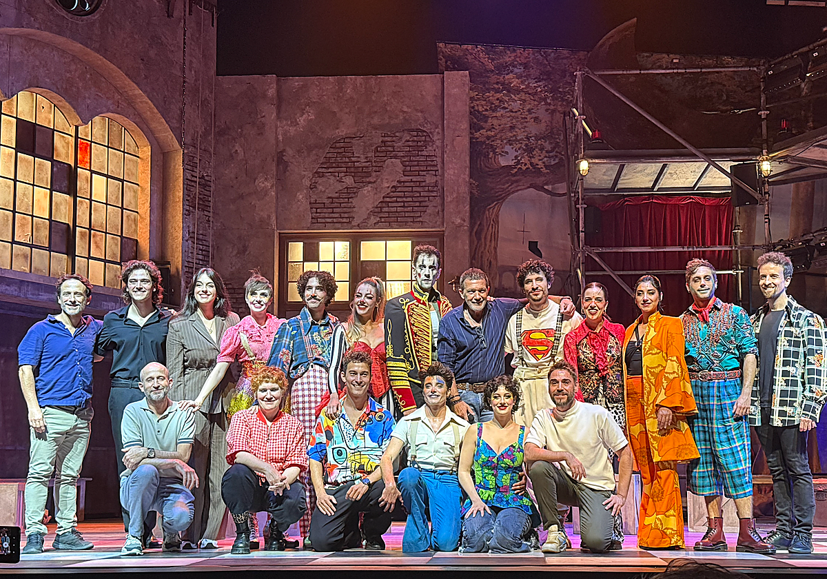 Foto de todo el equipo del musical