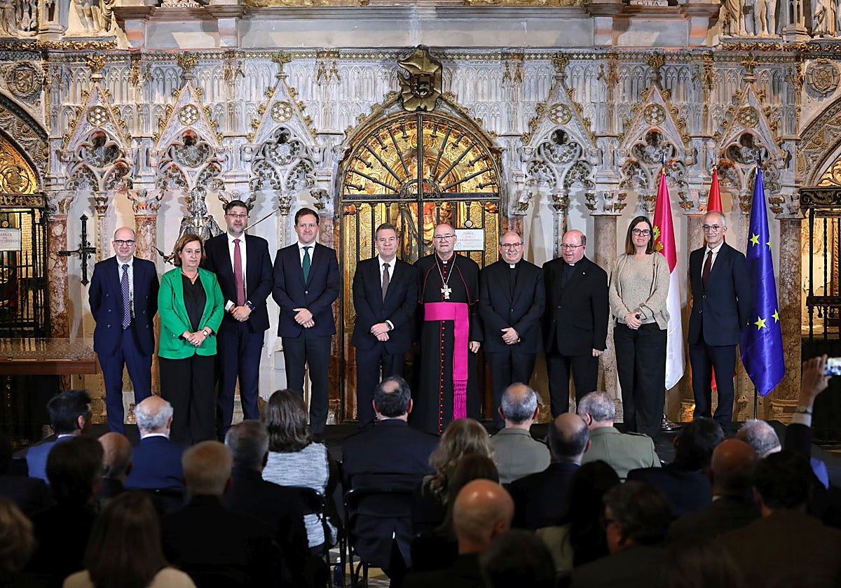 Foto de familia de los participantes en la presentación en la catedral de Toledo de la exposición 'Primada'