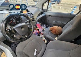 Interior del coche donde la madres con sus hijos estuvo secuestrada 13 días
