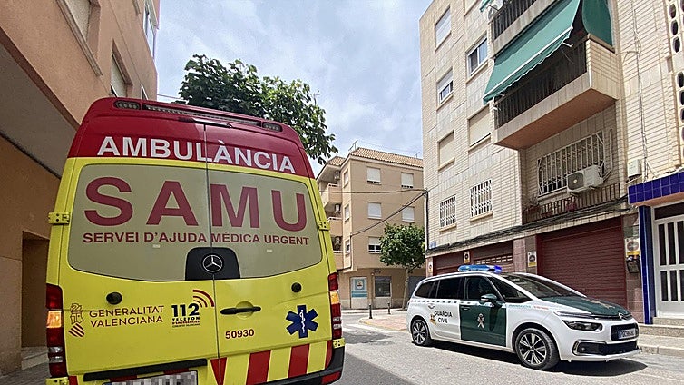 Tiran por el balcón a una mujer tras ser amenazada con una espada y traicionada por un amigo en Valencia