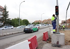Comienza a funcionar el paso peatonal inteligente que facilitará el tránsito en Batán por las obras de la A-5