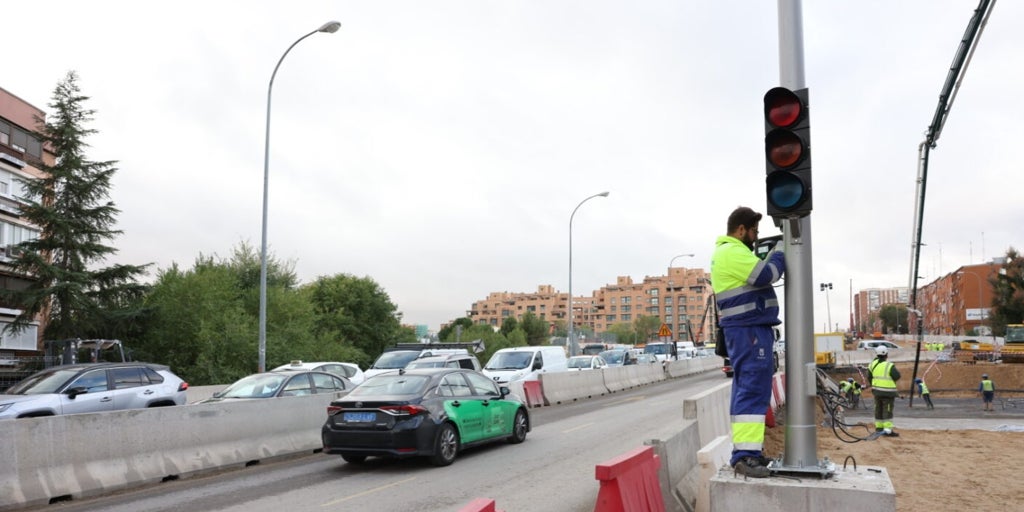 Comienza a funcionar el paso peatonal inteligente que facilitará el tránsito en Batán por las obras de la A-5