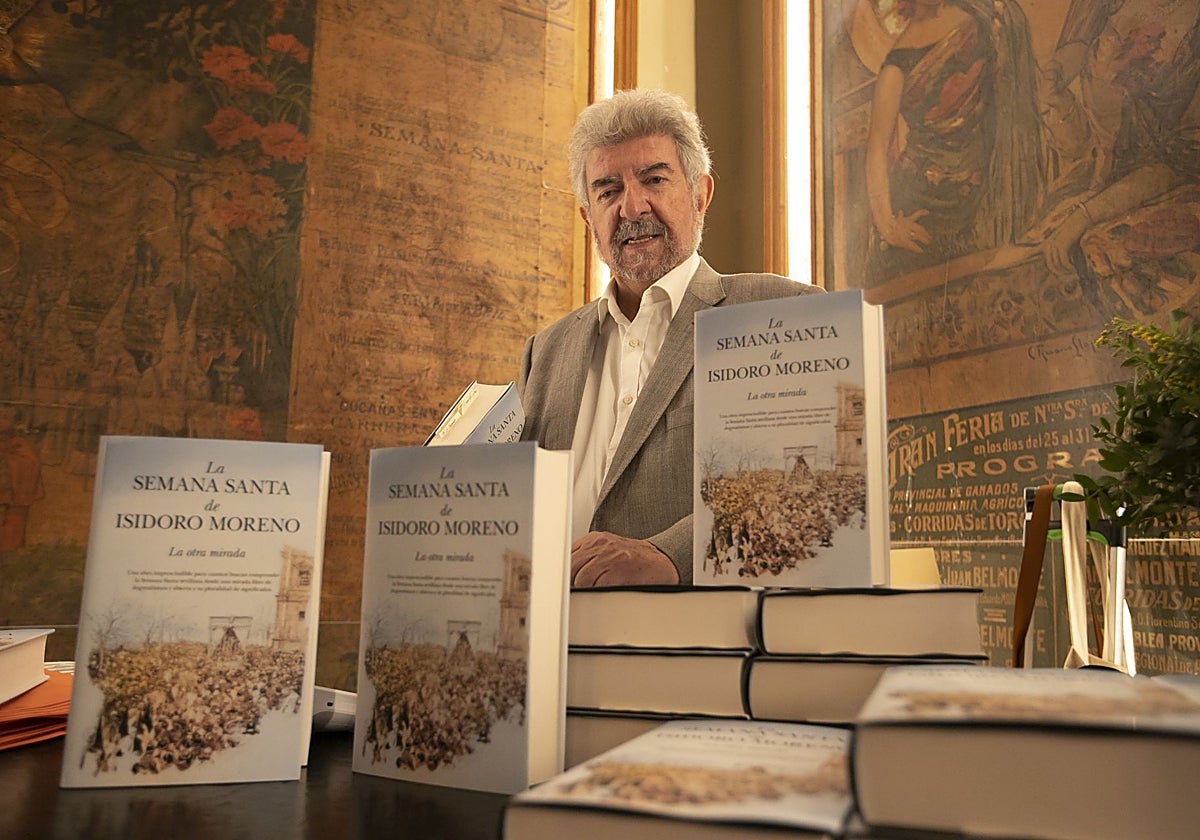 El antropólogo Isidoro Moreno, junto a ejemplares de su libro en Bodegas Campos