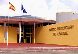 Un preso con antecedentes psiquiátricos rompe la nariz a un funcionario de la cárcel de Albolote