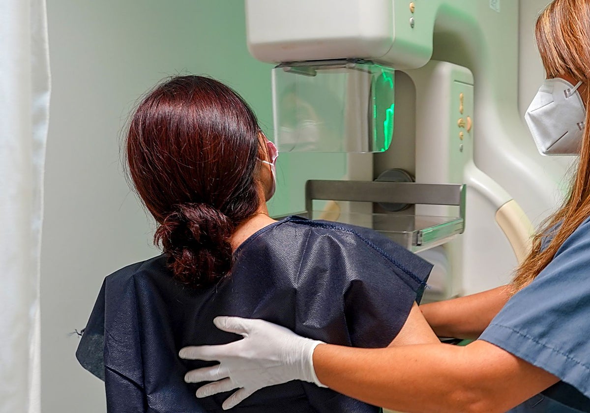 Realización de una mamografía en una clínica del grupo Quirón