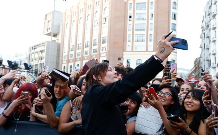 Imagen principal - El estreno de la tercera temporada de la serie 'The Walking Dead', conciertos como el de Pitingo o campañas de marketing, como llas que organiza la web Madrid Diferente conviven en la plaza