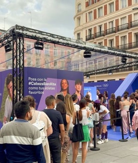 Imagen secundaria 2 - El estreno de la tercera temporada de la serie 'The Walking Dead', conciertos como el de Pitingo o campañas de marketing, como llas que organiza la web Madrid Diferente conviven en la plaza