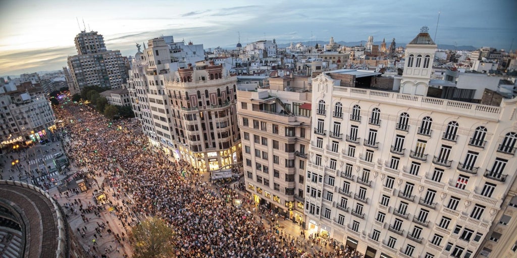 Valencia se moviliza en masa por el aniversario del desastre al grito de  Mazón, dimisión 