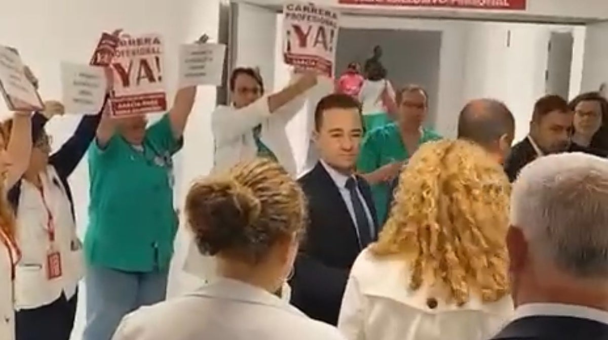 Page, recibido en el hospital de Guadalajara entre pancartas y protestas de los sanitarios: «Te cambiamos el sueldo, Emiliano»