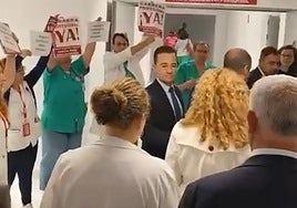 Page, recibido en el hospital de Guadalajara entre pancartas y protestas de los sanitarios: «Te cambiamos el sueldo, Emiliano»