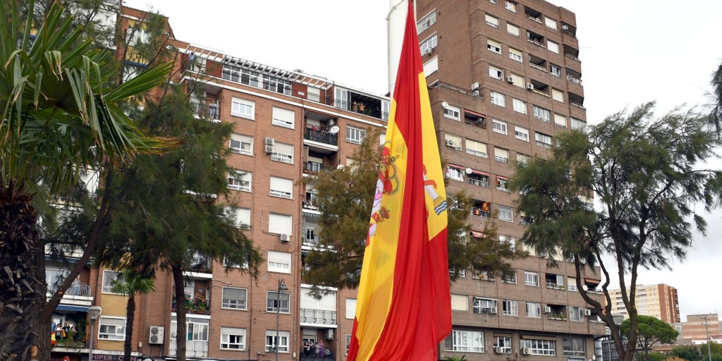 La bandera de España ondea en Talavera a 30 metros de altura sobre una base de cerámica