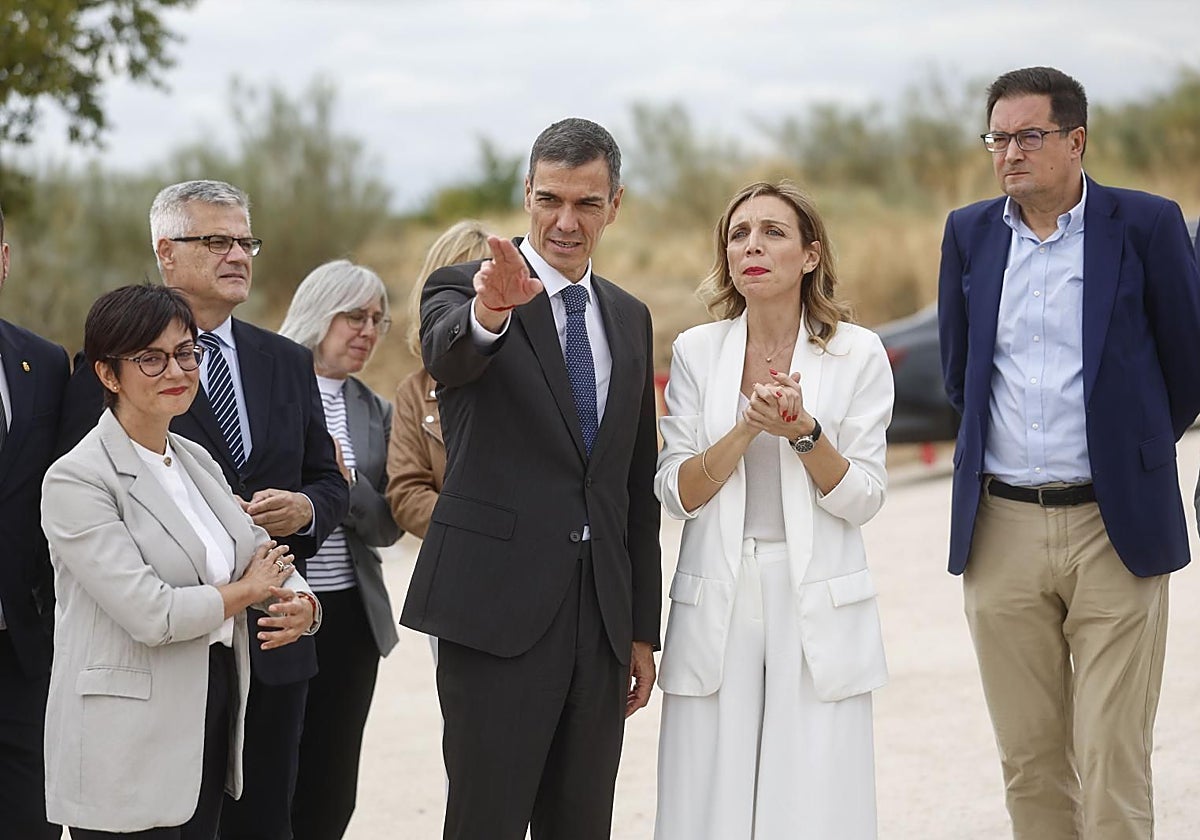 La alcaldesa de Alcorcón, Candelaria Testa, entre Pedro Sánchez y Óscar López