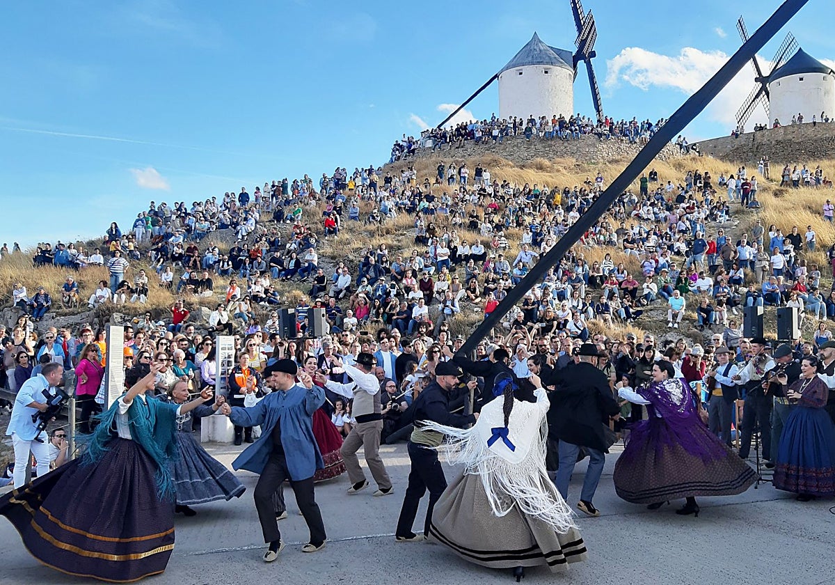 Actuación folclórica en cerro Calderico