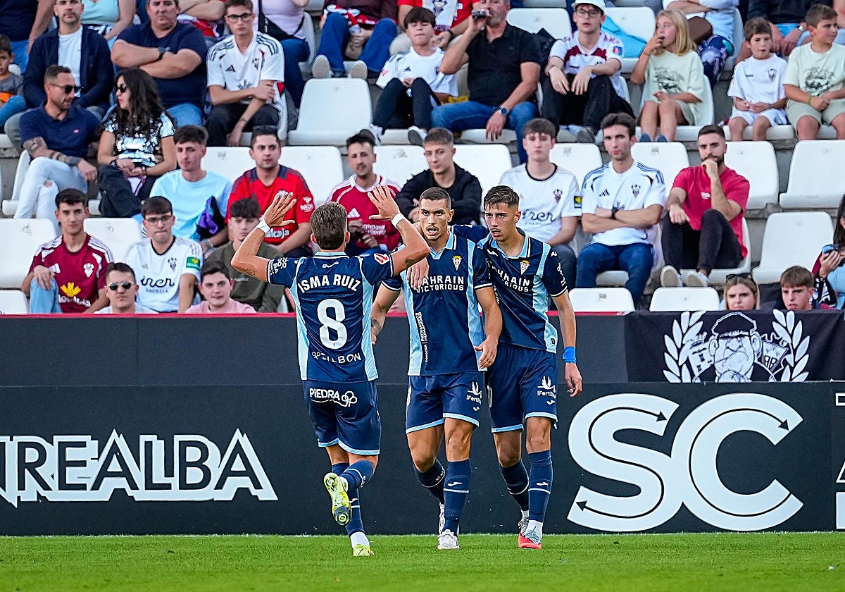 Requena e Isma Ruiz celebran junto a Fuentes su doblete ante el Albacete