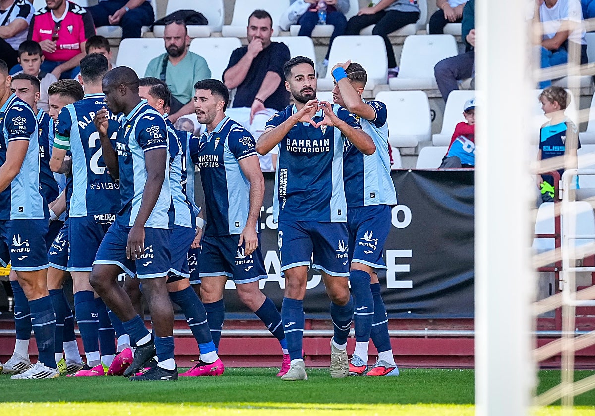 Rubén Alves celebra junto a sus compañeros su tanto ante el Albacete