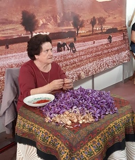 Imagen secundaria 2 - Autoridades en el acto de la Molienda de la Paz y del Amor (arriba), certamen gastronómico y monda de rosa en un estand de la feria agroalimentaria