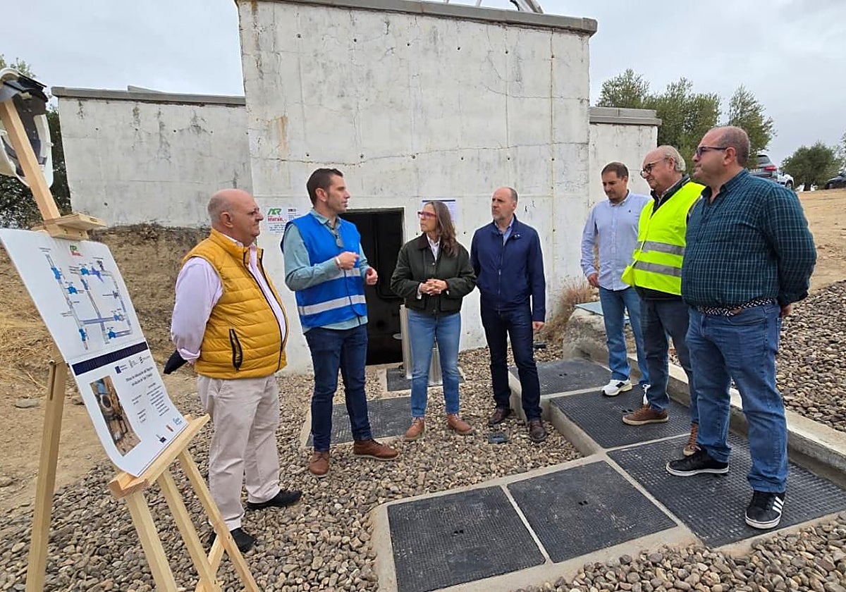 La directora de la Agencia del Agua, Montserrat Muro, ha supervisado los trabajos de adecuación del depósito de agua de Alcolea de Tajo