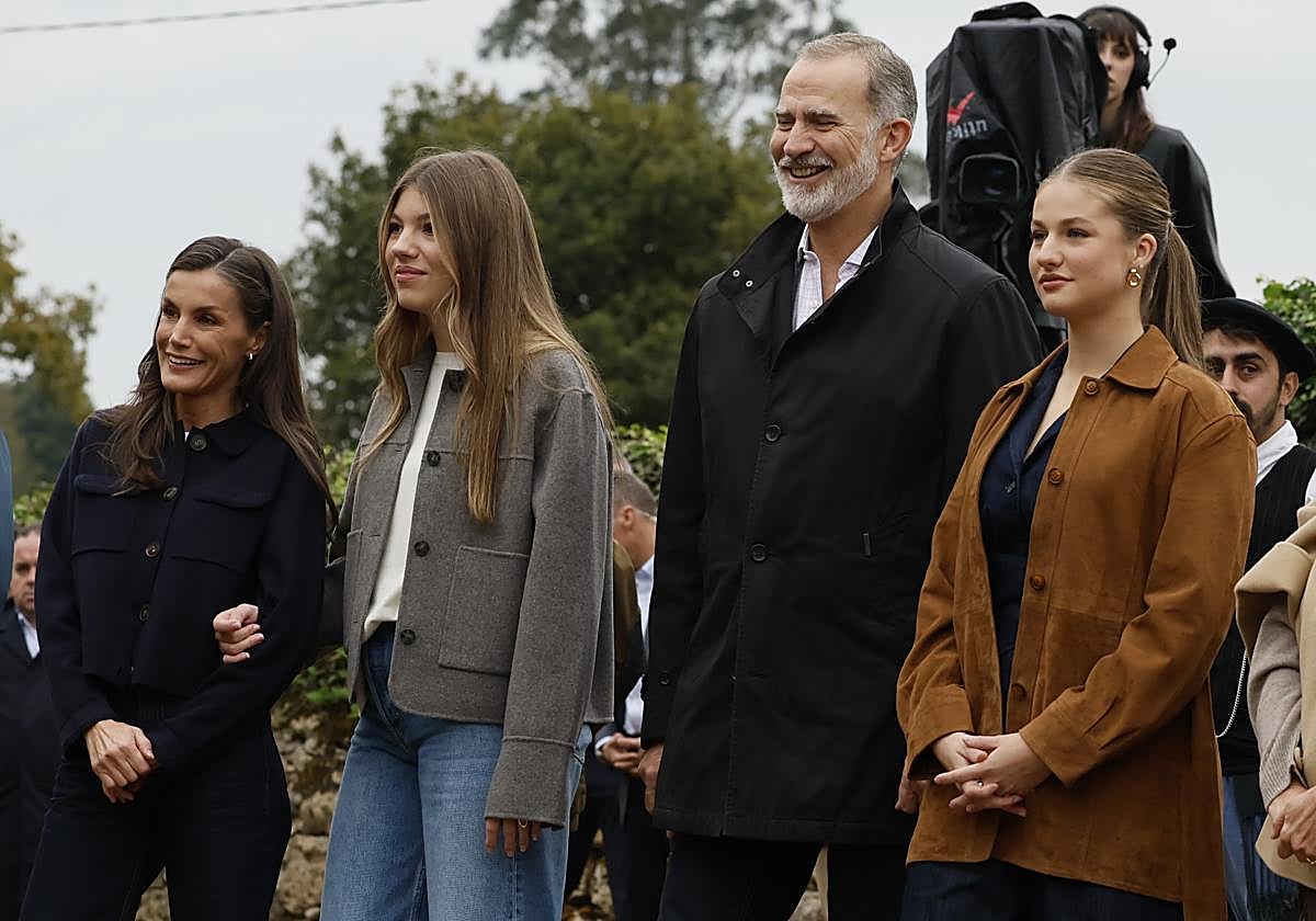 Los Reyes, la Princesa de Asturias y la Infanta Sofía en su visita a Valdesoto, en el concejo de Siero, este sábado, Pueblo Ejemplar de Asturias 2025