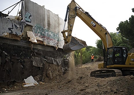 Imagen secundaria 1 - Los obreros comienzan la transformación del antiguo Imax de Méndez Álvaro en un megateatro para musicales