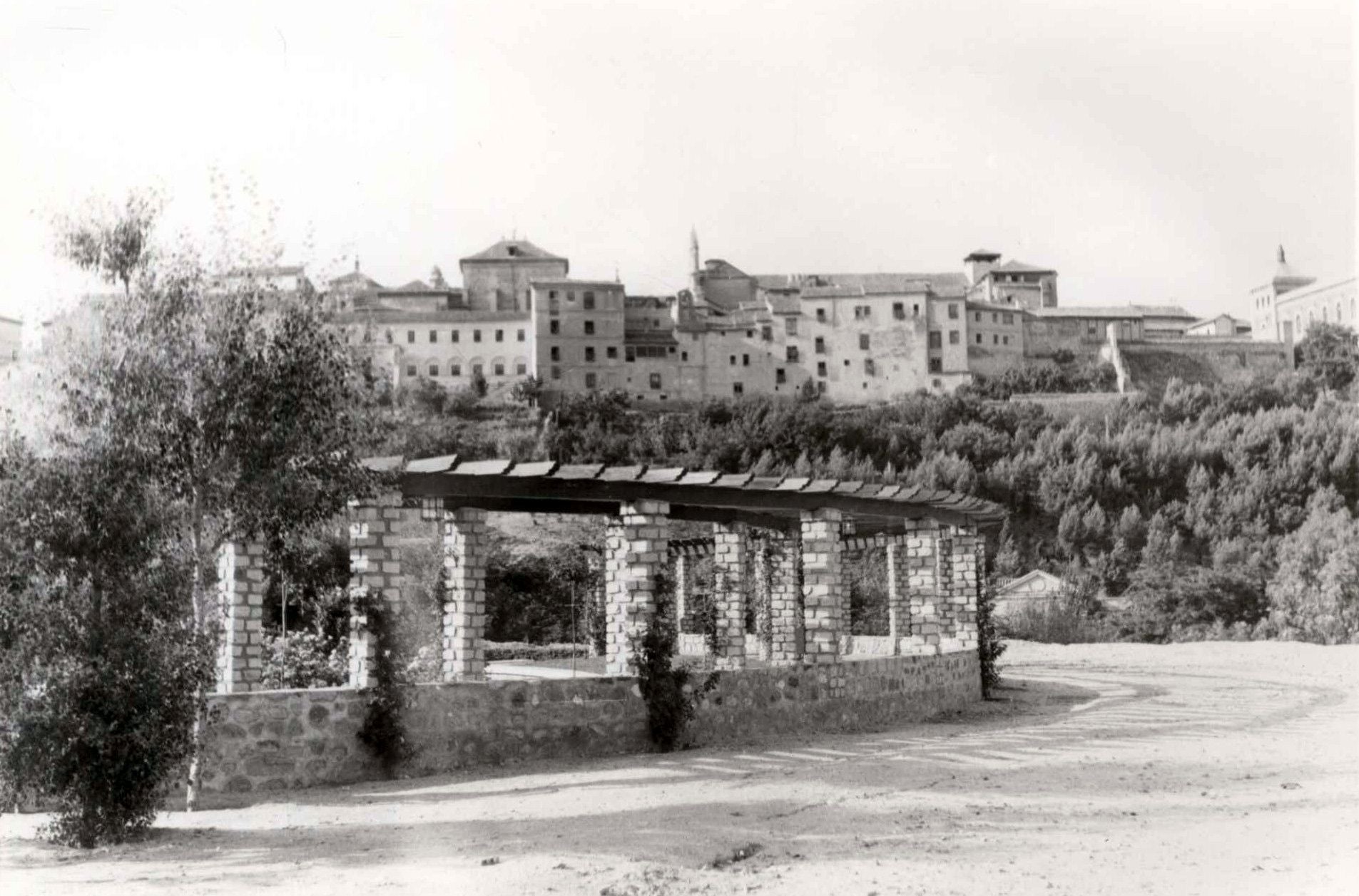El jardín de la Rosaleda se aprobó en 1960. Se concibió como un espacio sin árboles de sombra, con estanques y rosales repartidos en los parterres. La pérgola hubo de eliminarse años después por la fragilidad del subsuelo. Archivo Municipal de Toledo. Colección L. Alba