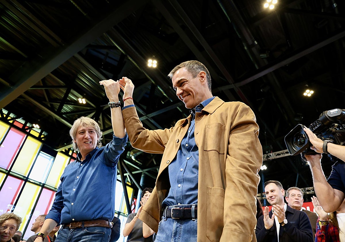 Carlos Martínez y Pedro Sánchez, en el acto del PSOE este domingo en León