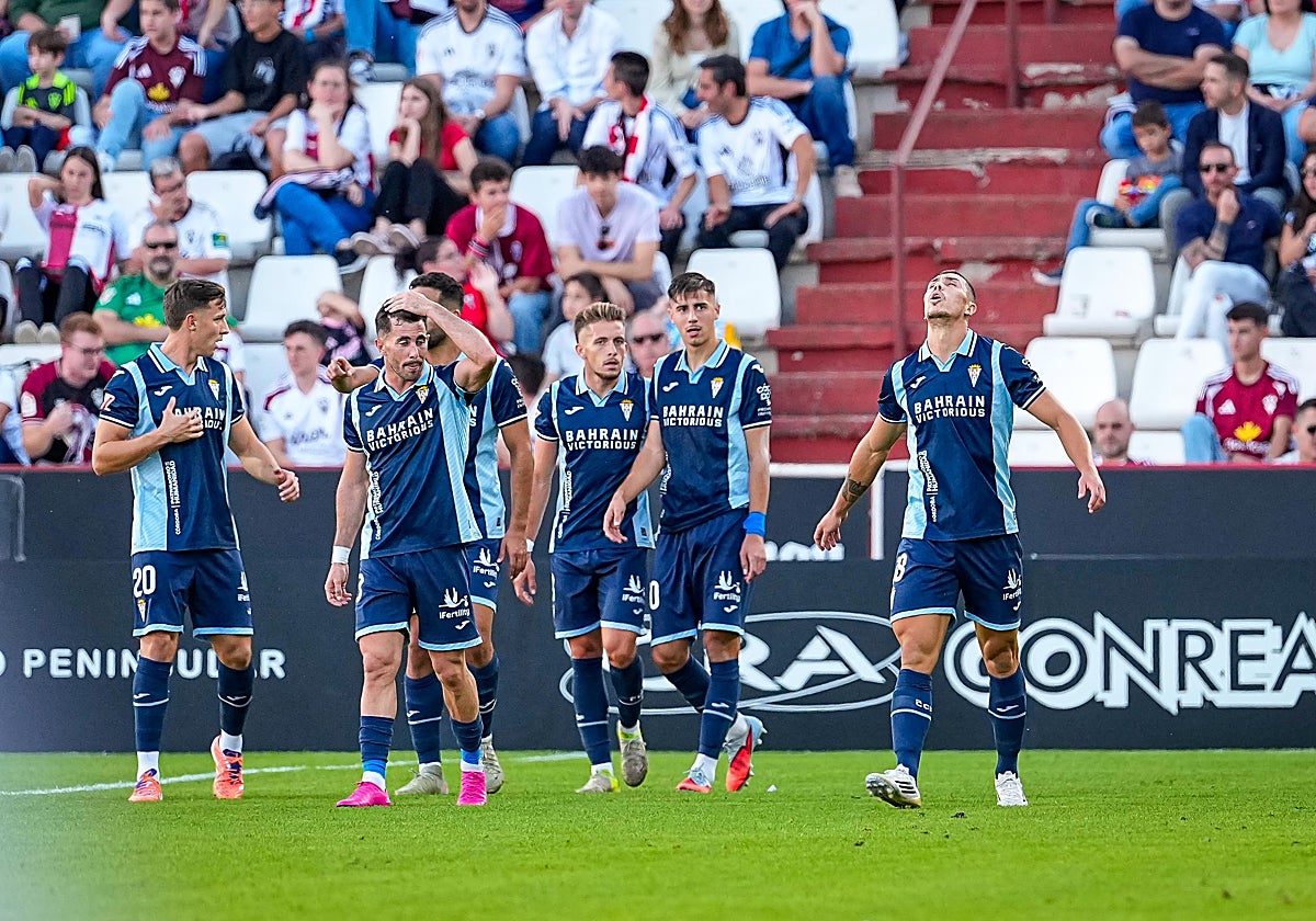 Los jugadores del Córdoba celebran el segundo tanto de Adrián Fuentes ante el Albacete