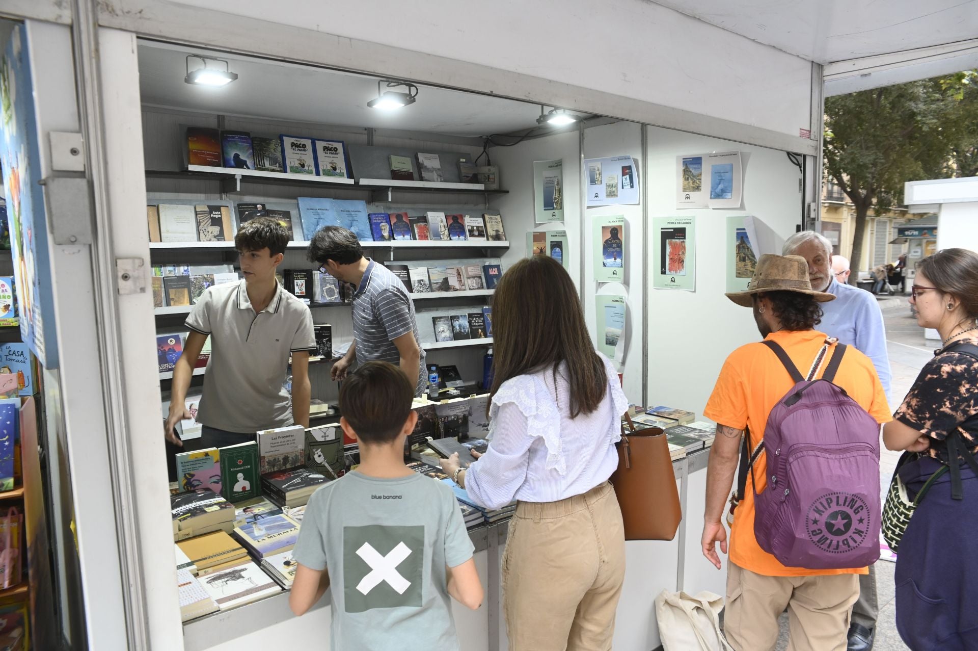 El animado ambiente durante el último día de la Feria del Libro de Córdoba, en imágenes